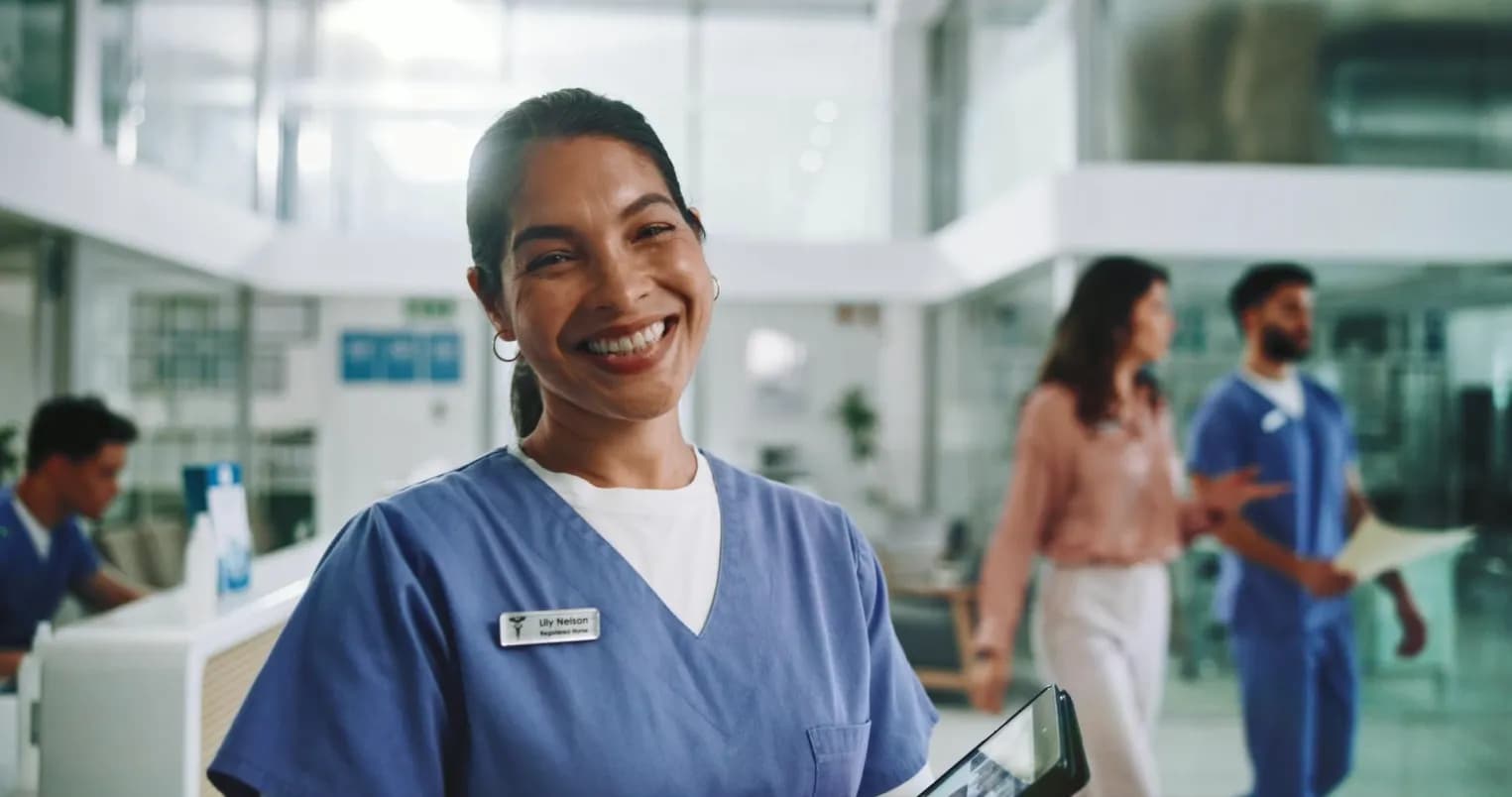 Pflege in Zeitarbeit - mit Fairmedics haben Sie gut lachen